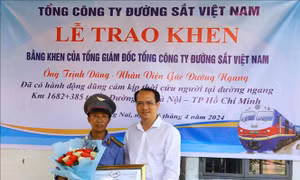 Khen thưởng nhân viên gác chắn dũng cảm cứu người