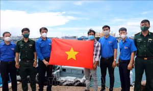 Trao tặng cờ Tổ quốc cho ngư dân huyện đảo Phú Quý