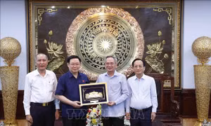 Chủ tịch Quốc hội Vương Đình Huệ gặp mặt Ban Thường vụ Tỉnh uỷ Bạc Liêu