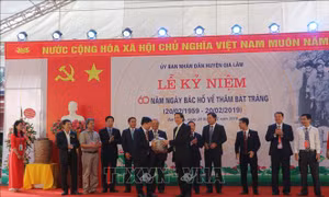 Làng nghề Bát Tràng tặng sản phẩm gốm sứ tiêu biểu cho Quốc hội