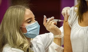 Vaccine không ảnh hưởng đến chu kỳ hay khả năng sinh sản của phụ nữ