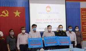 Trà Vinh: Trao 2,5 tỷ đồng cho các địa phương phòng, chống dịch COVID-19