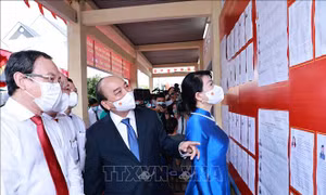 Lãnh đạo Đảng, Nhà nước cùng hơn 69 triệu cử tri cả nước thực hiện quyền, nghĩa vụ công dân