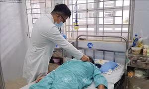 Phẫu thuật lấy ống nhựa trong cơ thể 4 năm, sỏi bám to như quả trứng gà