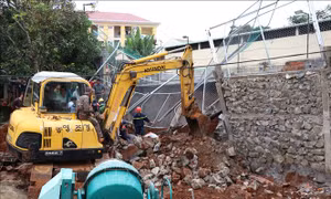 Sập bờ kè trụ sở Phòng Cảnh sát giao thông khiến một người tử vong
