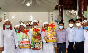 Bình Thuận: Thăm và chúc Tết Ramưwan đồng bào Chăm theo đạo Bà Ni