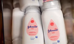 Nghi vấn chứa amiăng gây ung thư, Sri Lanka ngừng nhập khẩu phấn rôm Johnson&Johnson 