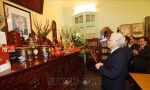 Tổng Bí thư, Chủ tịch nước Nguyễn Phú Trọng thắp hương tưởng niệm nguyên Tổng Bí thư Lê Duẩn, Trường Chinh