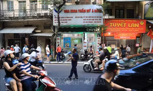 Người dân vẫn xếp hàng dài mua bánh Trung thu trên phố Thụy Khuê