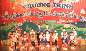 Lồng đèn thắp sáng ước mơ thiếu nhi Sơn La