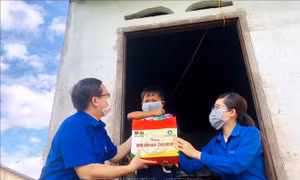 Trao tặng sách giáo khoa cho học sinh tiểu học có hoàn cảnh khó khăn