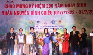 Sách thư pháp 'Nguyễn Đình Chiểu thi tuyển' xác lập kỷ lục thế giới 
