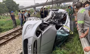 Tàu hỏa kéo lê ô tô khoảng 200m làm 2 người thiệt mạng, 3 người bị thương