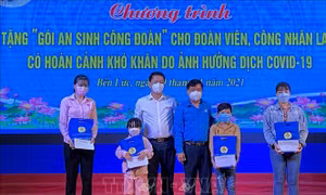 Long An trao 100.000 gói an sinh cho lao động bị ảnh hưởng dịch COVID-19