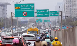 Lưu lượng giao thông tăng cao trên tuyến đường vành đai 3 Hà Nội 