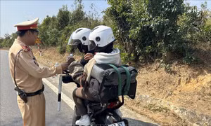 Cảnh sát giao thông hỗ trợ người dân trên đường về quê đón Tết