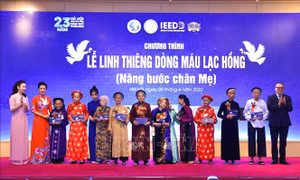 Xúc động Lễ Linh thiêng dòng máu Lạc Hồng 'Nâng bước chân Mẹ'