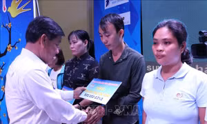 Công nhân Bình Dương vui 'Tết sum vầy' 