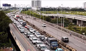 Ùn ứ kéo dài trên cao tốc TP Hồ Chí Minh - Long Thành hướng về nút giao An Phú