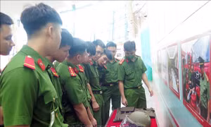 Khai mạc Triển lãm '75 năm - Công an nhân dân làm theo lời Bác'