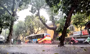 Hà Nội: Mưa lớn đầu giờ sáng, nhiều tuyến đường ngập úng, ùn tắc cục bộ