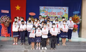 Thanh niên TTXVN vận động tặng sách vở cho học sinh nghèo hiếu học tại Tây Ninh