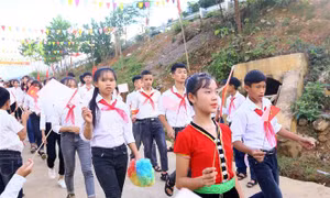 Học sinh 'rốn lũ' Thanh Hóa náo nức tựu trường