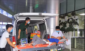 Dùng trực thăng đưa một ngư dân từ Trường Sa về đất liền cấp cứu 