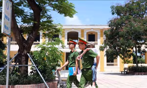 Xúc động hình ảnh chiến sĩ Công an cõng thí sinh 'vượt vũ môn'
