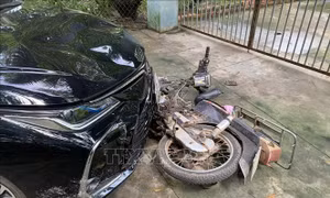 Làm rõ vụ nữ tài xế ô tô đâm người điều khiển xe máy rồi bỏ chạy