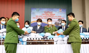 Manulife phát 80.000 khẩu trang miễn phí cho giảng viên, sinh viên 