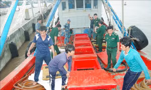 Bắt giữ tàu vận chuyển khoảng 30.000 lít dầu DO không rõ nguồn gốc