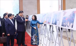 Thủ tướng Phạm Minh Chính và Tổng Bí thư, Chủ tịch nước Trung Quốc Tập Cận Bình tham quan trưng bày ảnh về quan hệ Việt - Trung