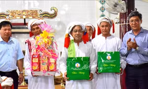Bình Thuận: Thăm, chúc Tết Ramưwan của đồng bào Chăm
