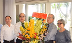 Lãnh đạo TP Hồ Chí Minh thăm, chúc mừng các đơn vị, thầy thuốc tiêu biểu