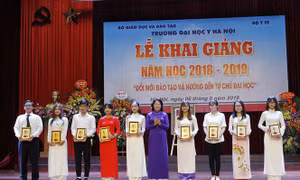 Phó Chủ tịch nước Đặng Thị Ngọc Thịnh dự Lễ khai giảng Đại học Y Hà Nội 