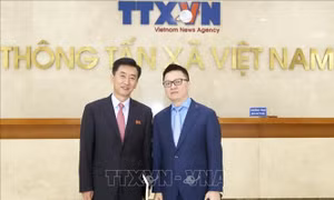 Phó Tổng giám đốc TTXVN Lê Quốc Minh tiếp đoàn đại biểu Đại sứ quán CHDCND Triều Tiên tại Việt Nam