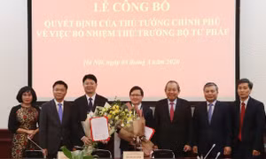 Trao quyết định bổ nhiệm hai thứ trưởng Bộ Tư pháp