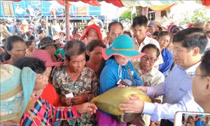 Tặng quà cho bà con gốc Việt khó khăn ở vùng Biển Hồ, Campuchia