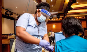 Fiji yêu cầu các nhân viên y tế mắc COVID-19 không có triệu chứng vẫn phải đi làm 