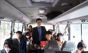 Hỗ trợ sinh viên có hoàn cảnh khó khăn về quê đón Tết