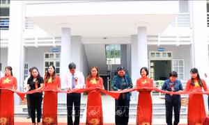 Phó Chủ tịch Thường trực Quốc hội Tòng Thị Phóng dự lễ khánh thành trạm y tế xã Xuân Nha, Sơn La 