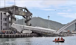 Tìm thấy các thi thể nạn nhân trong vụ sập cầu ở Đài Loan 