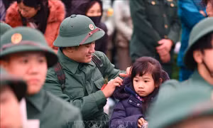 Xúc động, tự hào giây phút lên đường nhập ngũ
