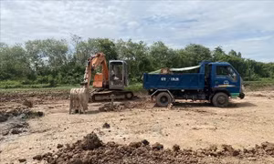 Bắt quả tang các đối tượng khai thác đất mặt ruộng trái phép