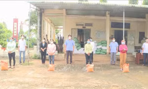 Hỗ trợ gạo cho 200 hộ đồng bào dân tộc thiểu số nghèo Bình Phước