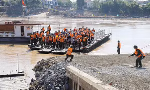 Vụ sập cầu Phong Châu: Vận hành 2 phà cơ động phục vụ người dân qua sông Hồng