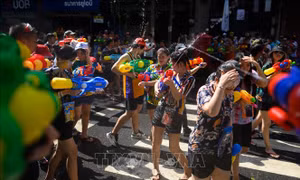 Thái Lan kêu gọi người cao tuổi tiêm ngừa COVID-19 trước Tết Songkran