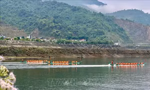 Khai hội đua thuyền đuôi én tại Mường Lay 