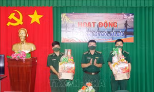 Thăm, tặng quà cán bộ, chiến sỹ Biên phòng tỉnh Sóc Trăng